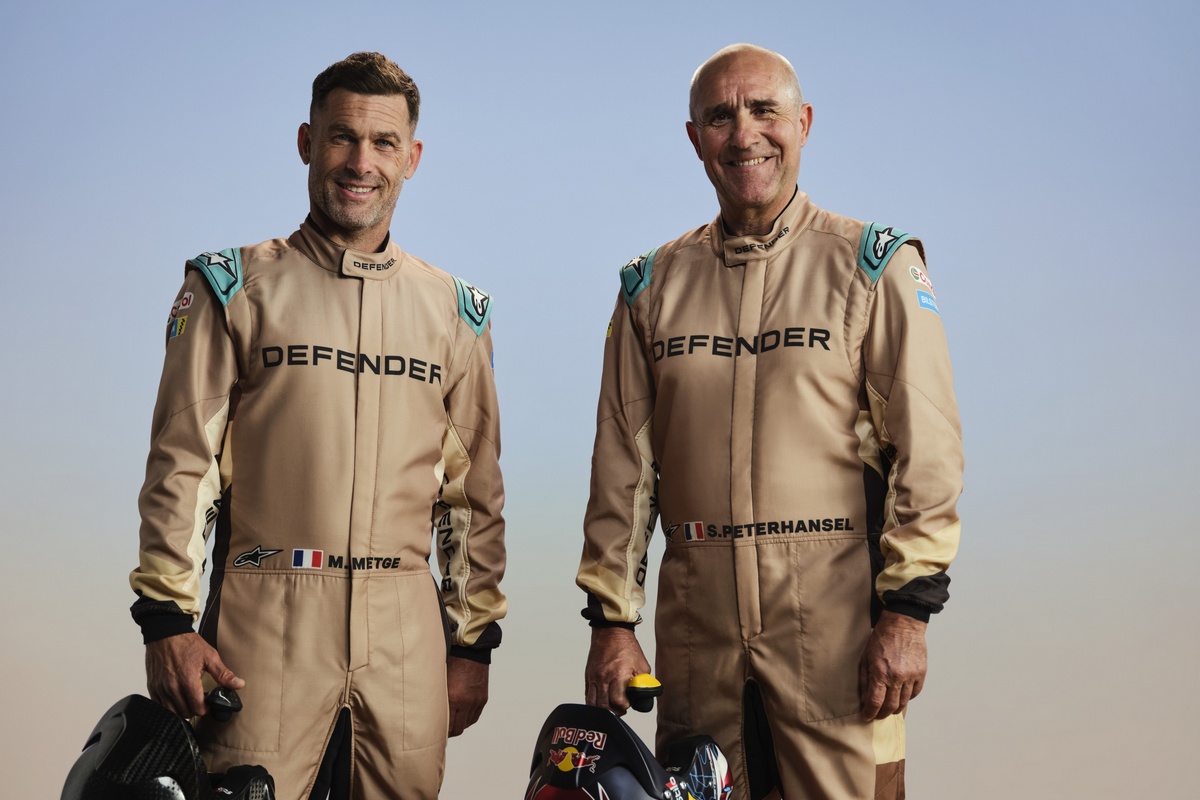 Defender Rally車隊達卡拉力賽傳奇Stéphane Peterhansel (右) 與導航員 Mika Metge (左)。