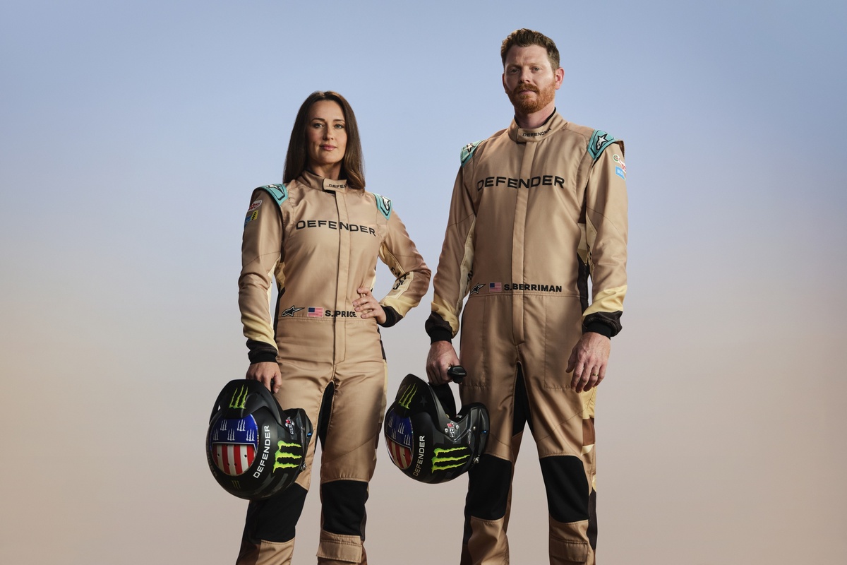 Defender Rally車隊Sara Price (左) 與導航員 Sean Berriman (右)。