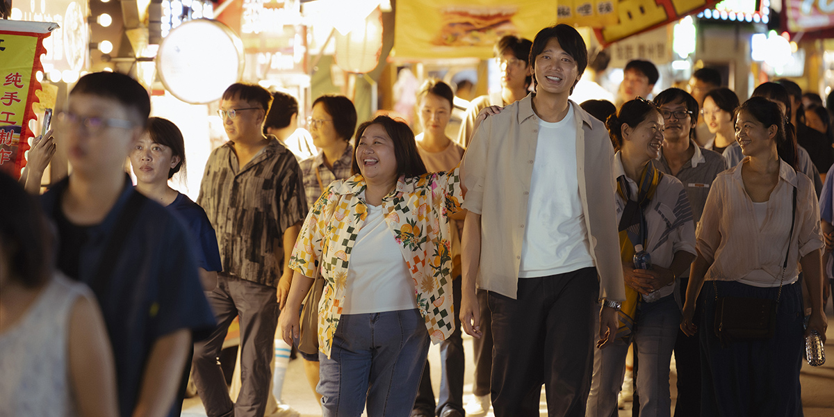 【車勢星聞】鍾欣凌(左)和信在《我們的藍調時光》逛夜市，有著36公分的最萌身高差。(照片提供：米神國際)