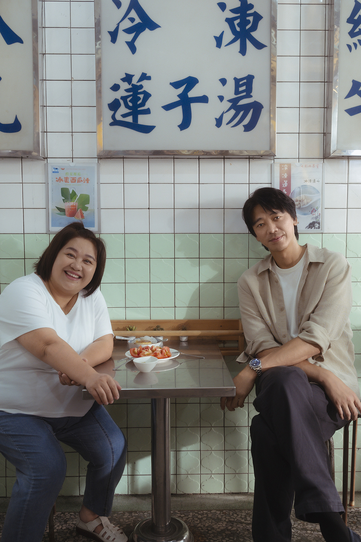 【車勢星聞】鍾欣凌(左)和信在《我們的藍調時光》重回學生時期的冰果室。(照片提供：米神國際)