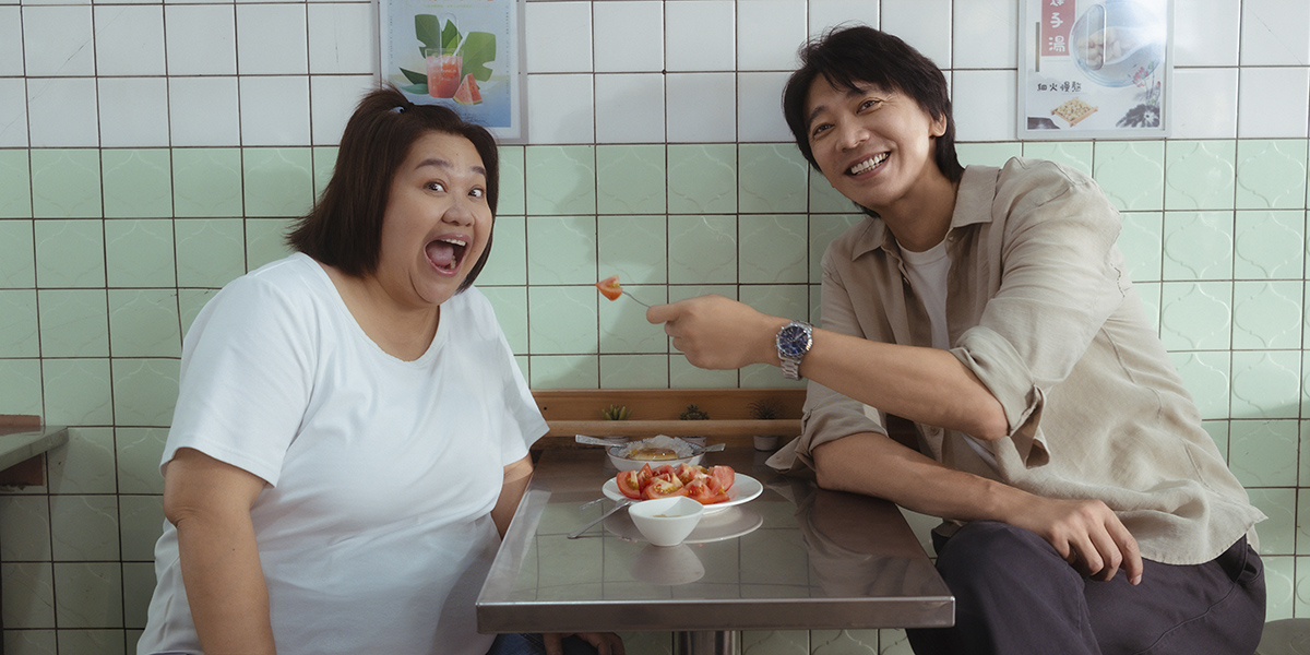 【車勢星聞】信(右)拍《我們的藍調時光》餵鍾欣凌吃東西，呈現粉紅泡泡。(照片提供：米神國際)