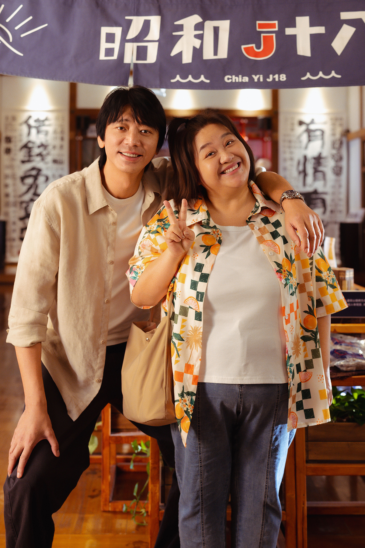 【車勢星聞】信(左)拍《我們的藍調時光》很貼心，為了配合鍾欣凌特別站八字合照。(照片提供：米神國際)