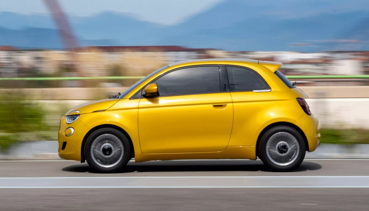 加速表現令人失望，硬頂版本從0加速至100 km/h需時16.2秒。