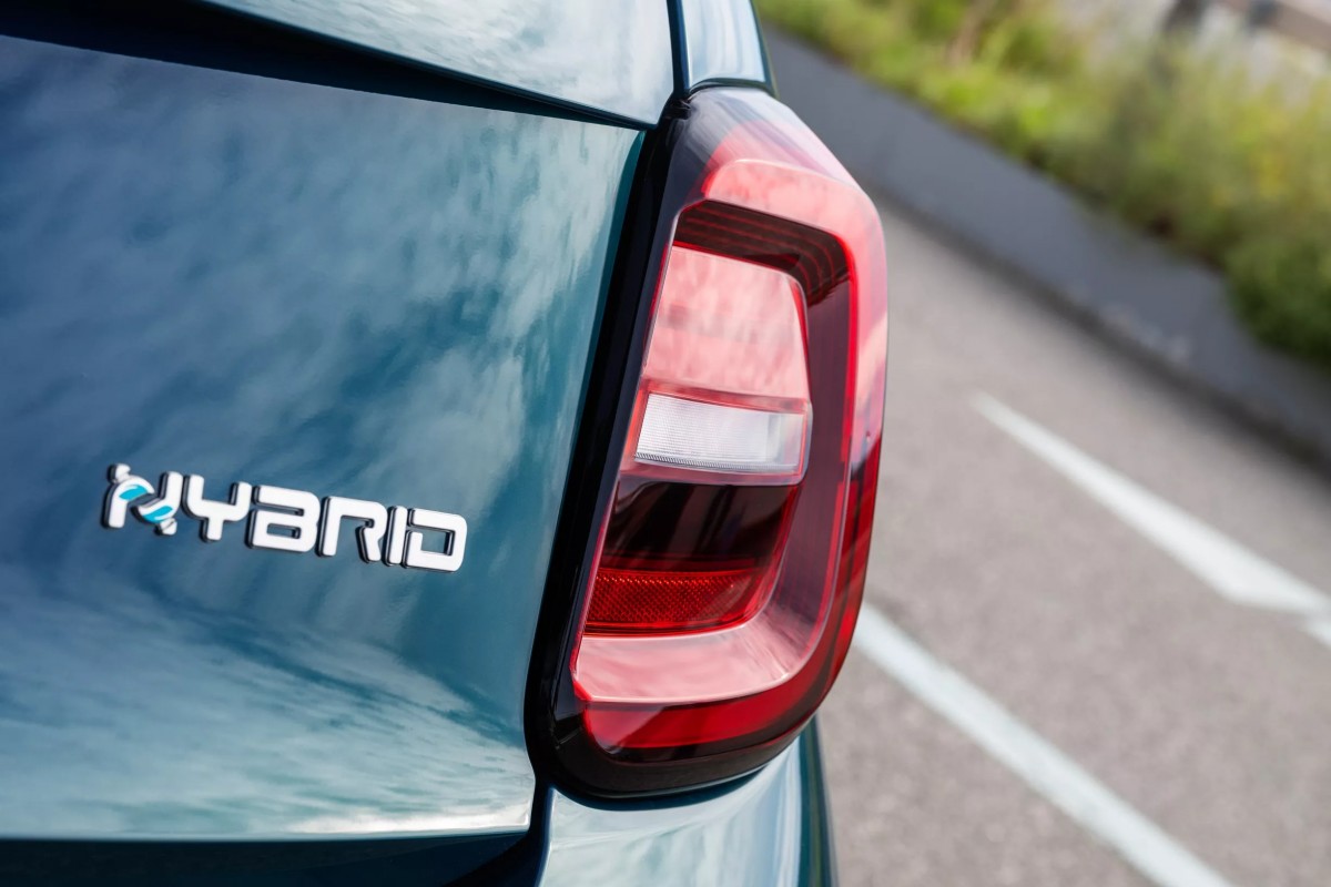 全新Fiat 500 Hybrid採用1.0升三缸輕油電動力系統，是從過去的油電版本演進而來，馬力由原本的69匹降為64匹，扭力則維持在9.4公斤米。