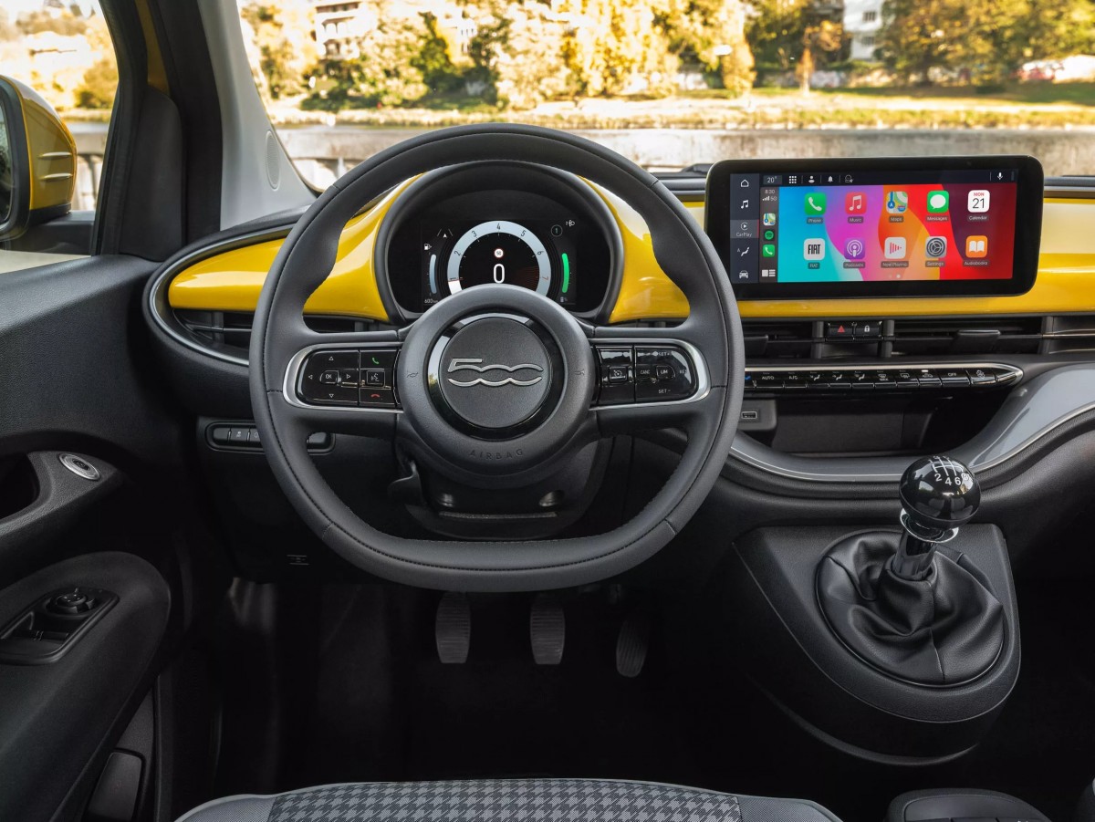 Fiat 500 Hybrid在外觀設計與內裝質感上仍保有亮點。此車是以500e電動車為基礎，並進行反向工程打造。