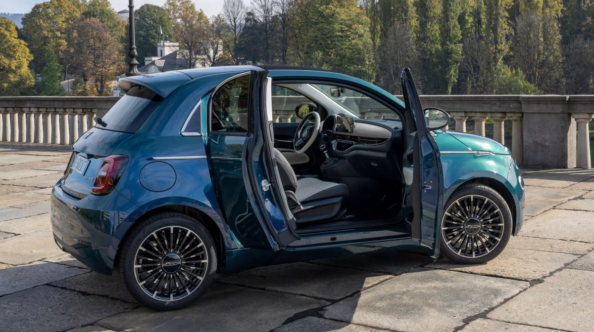 除了標準雙門版本外，還提供「3+1」車型，在副駕駛側額外設有後門，提升日常進出機能。