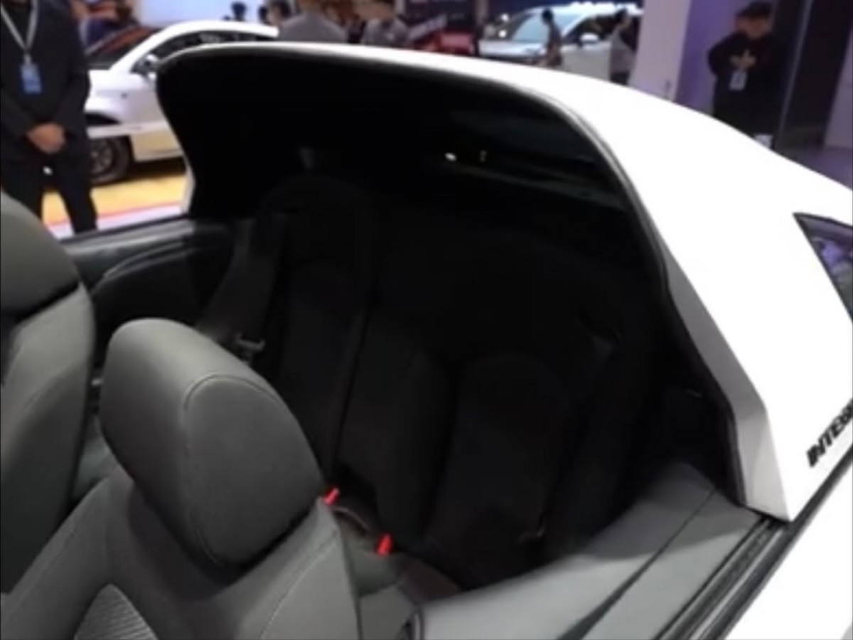 Integra Targa採用2+2座位配置，紅色飾條貫穿中控台，增添年輕運動感。