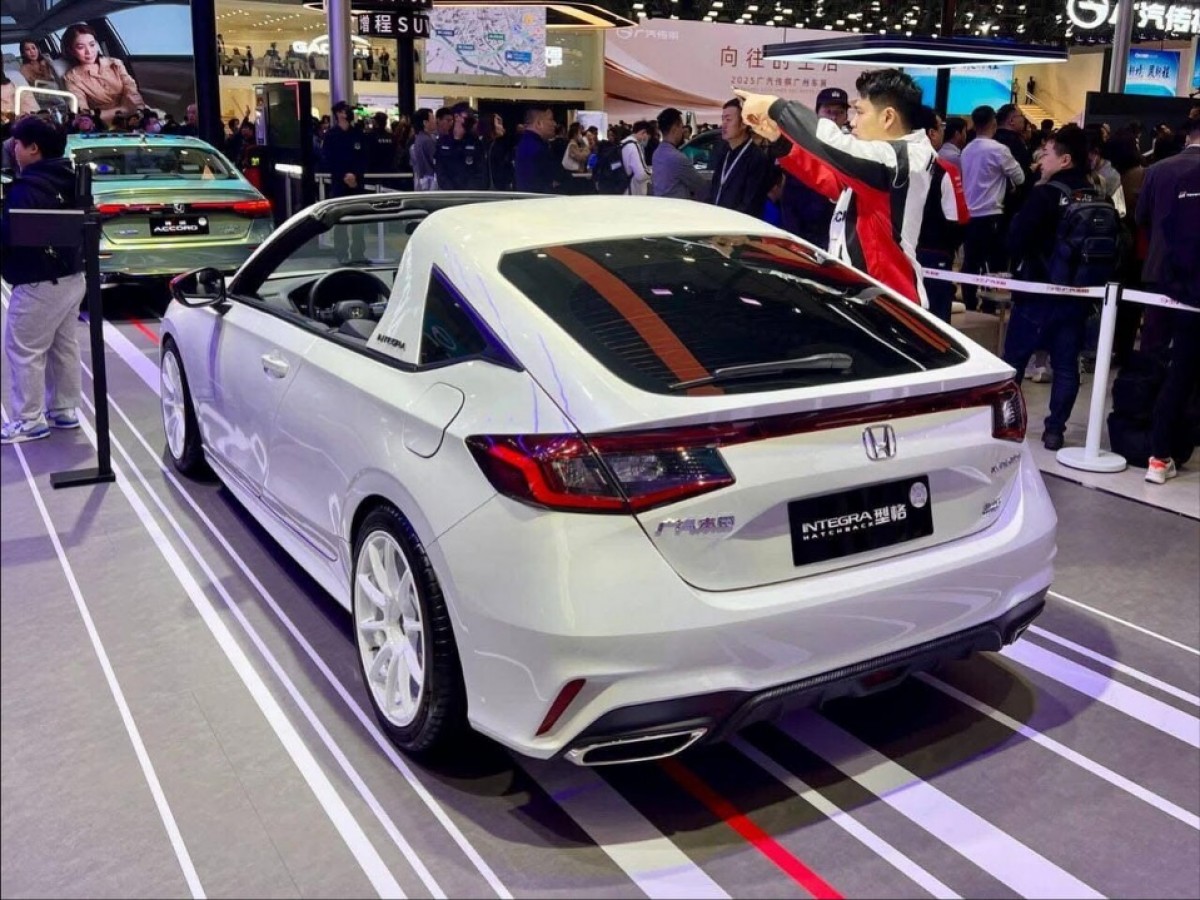 車尾部分保留了原有玻璃掀背設計，使Targa式造型流線完整。