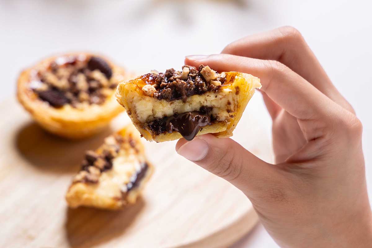 肯德基、KITKAT經典聯手奇巧可可流心三重奏蛋撻極致口感一口入魂。（示意圖：品牌提供）