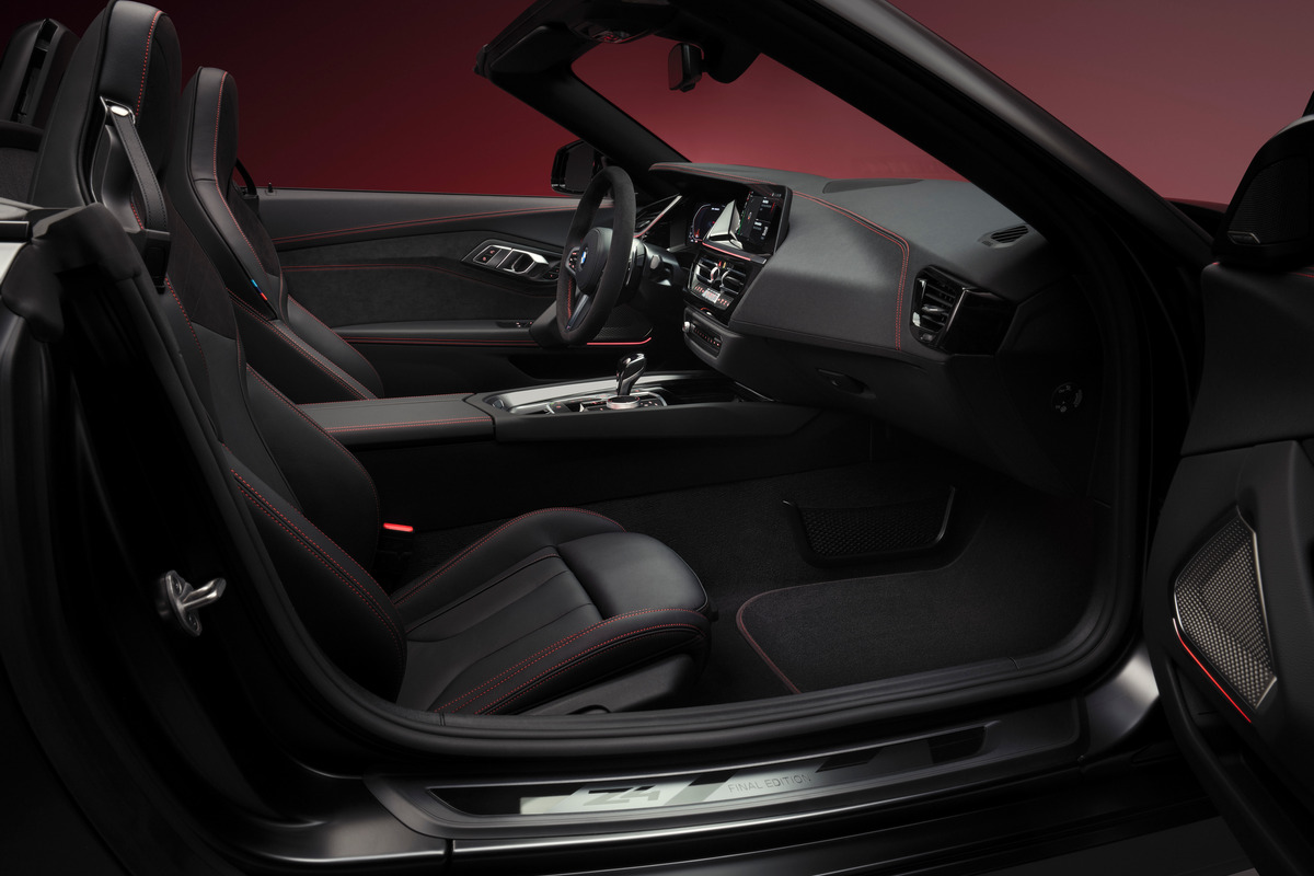 車室也採獨特紅色縫線。