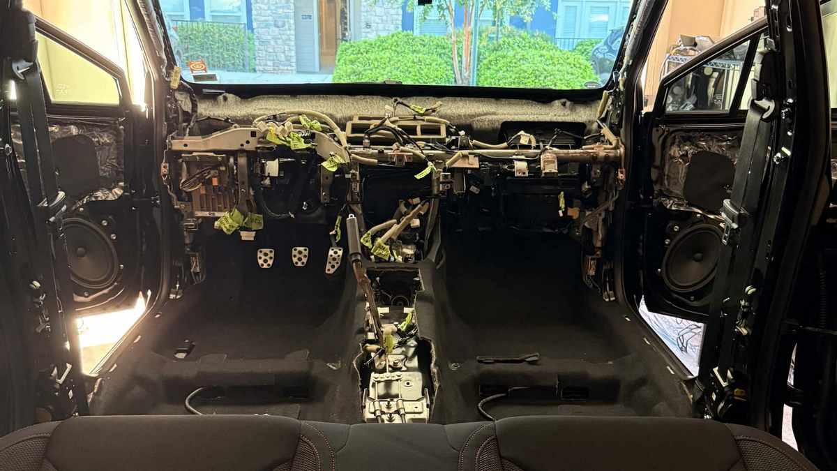 全車拆空重新佈線路也是大工程。 (圖片來源Stephen Ketelsen @vb_hatch)