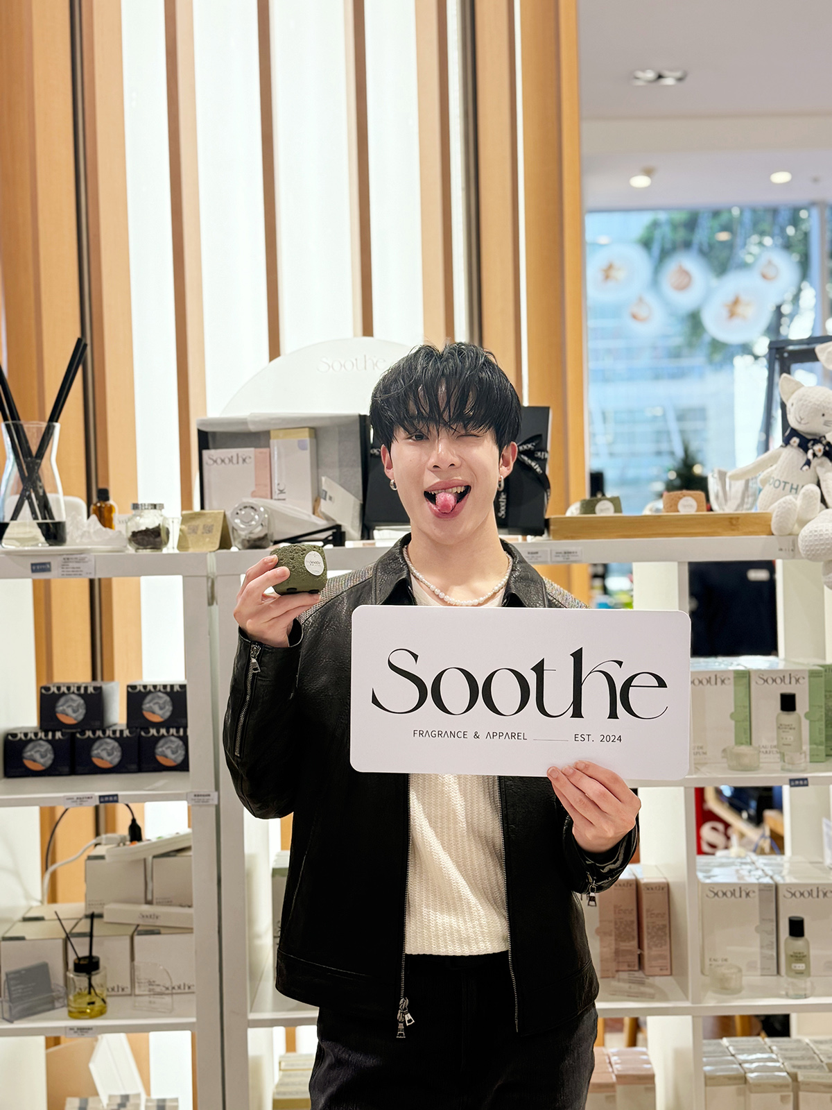 【車勢星聞】宰宰習慣在工作時點上香氛蠟燭，能讓思緒更沉靜。（圖/Soothe時氛  提供）