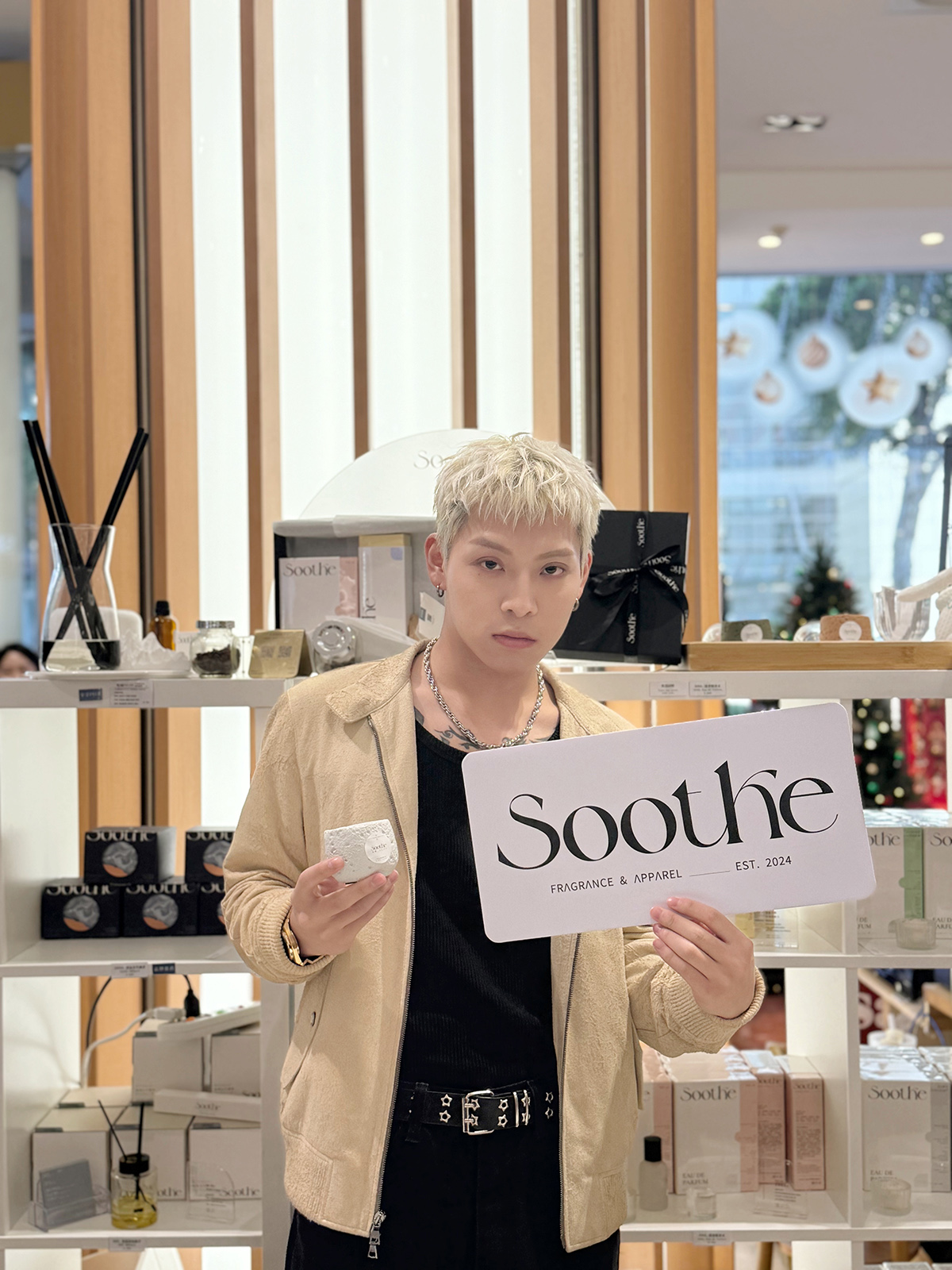 【車勢星聞】洪暐笑說自己「香水只噴同一款，喜歡命定的感覺」。（圖/Soothe時氛  提供）