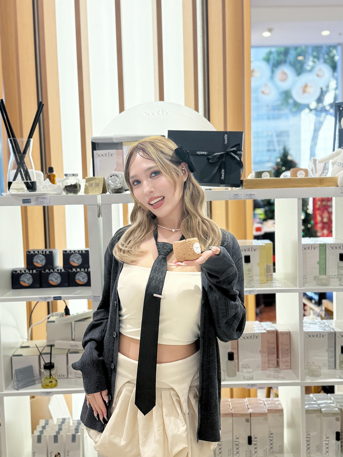 【車勢星聞】蝶香在活動中與兩位粉絲一同調香，互相打氣而感動落淚。（圖/Soothe時氛  提供）