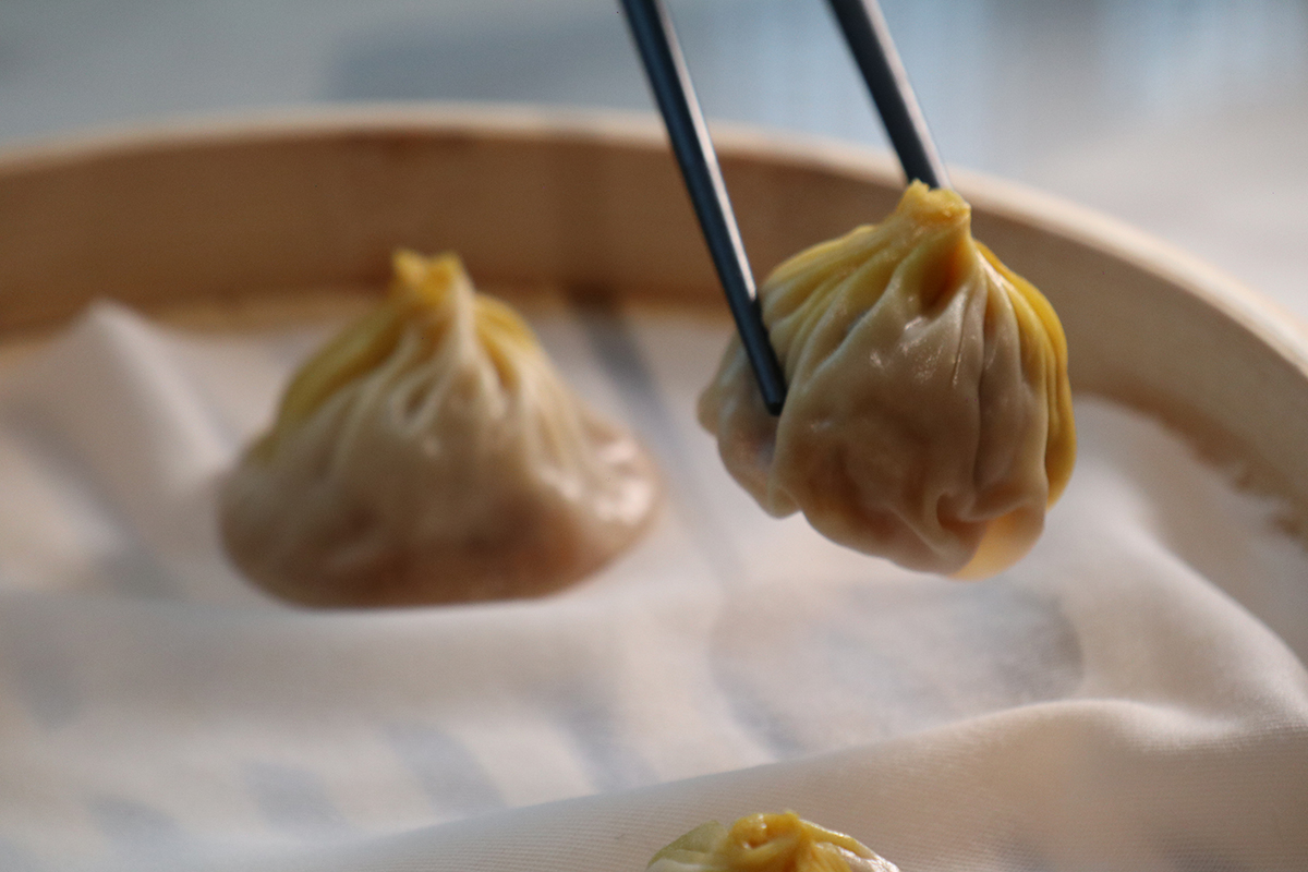 樂天皇朝推出新菜單「煙燻星鰻小籠包」。（示意圖）