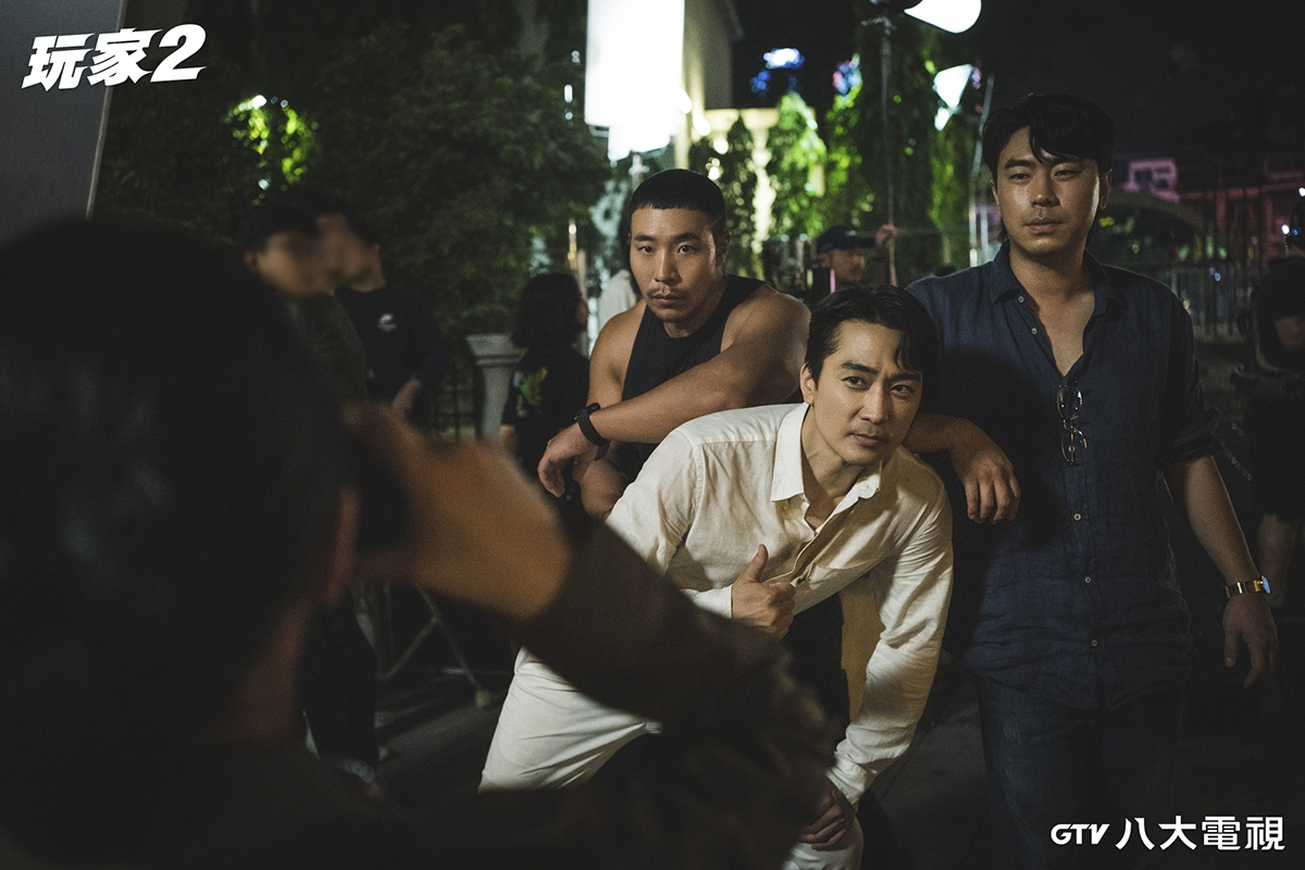 【車勢星聞】八大電視韓劇《玩家2》劇中宋承憲（圖中）召集隊友李施彥（圖右）、太元碩（圖左）反擊惡勢力。