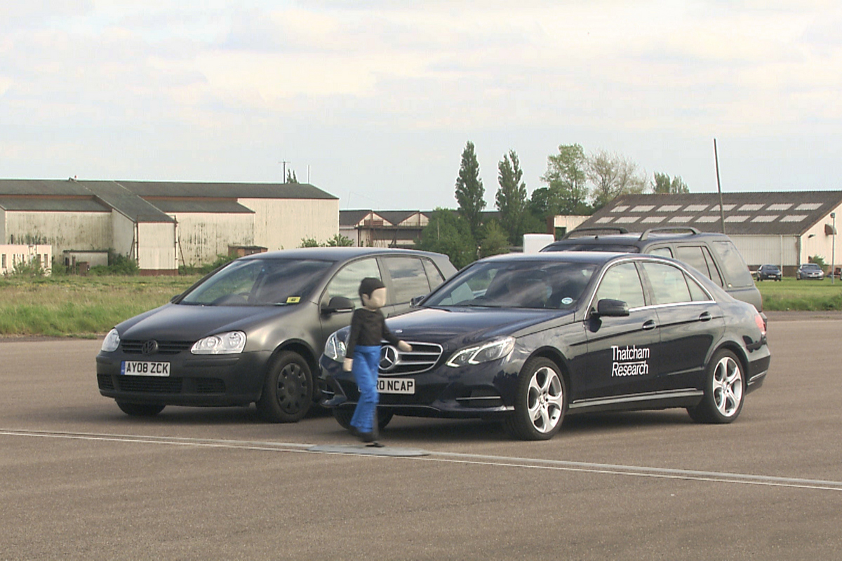 撞擊後對車內人員保護至關重要，之後也會加強對行人造成傷害和擋風玻璃檢測。