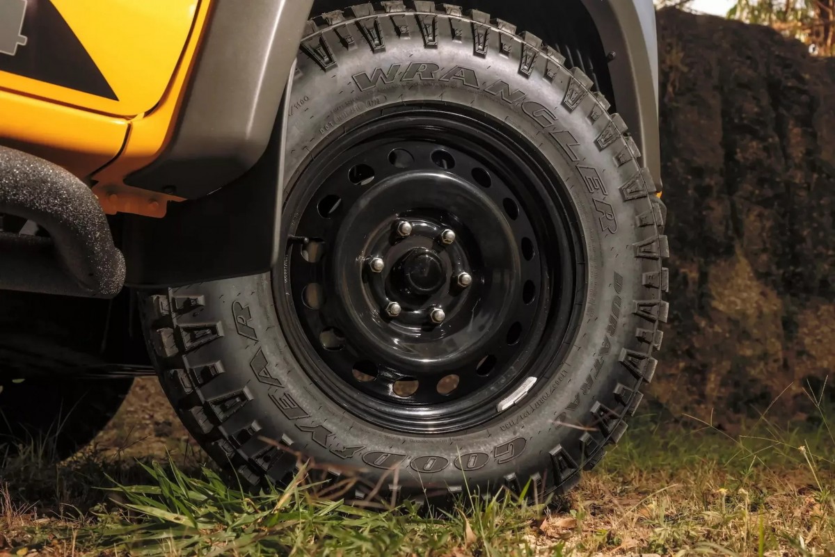 輪圈採用18吋黑色鋁合金款式，搭配專為惡地而設的越野胎，展現全地形征服能力。