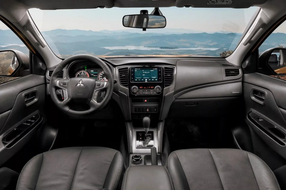 車內配置則延續旗艦版本Katana的豪華水準，搭載皮革座椅與紅色縫線裝飾。