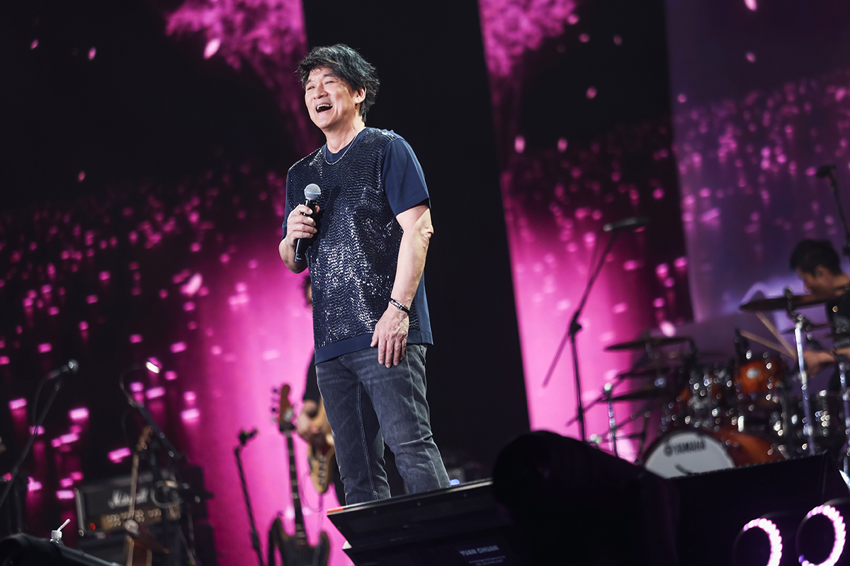 【車勢星聞】周華健高雄巨蛋演唱會特地獻唱〈一支小雨傘〉、〈家後〉等台語組曲。（圖：滾石唱片提供） 