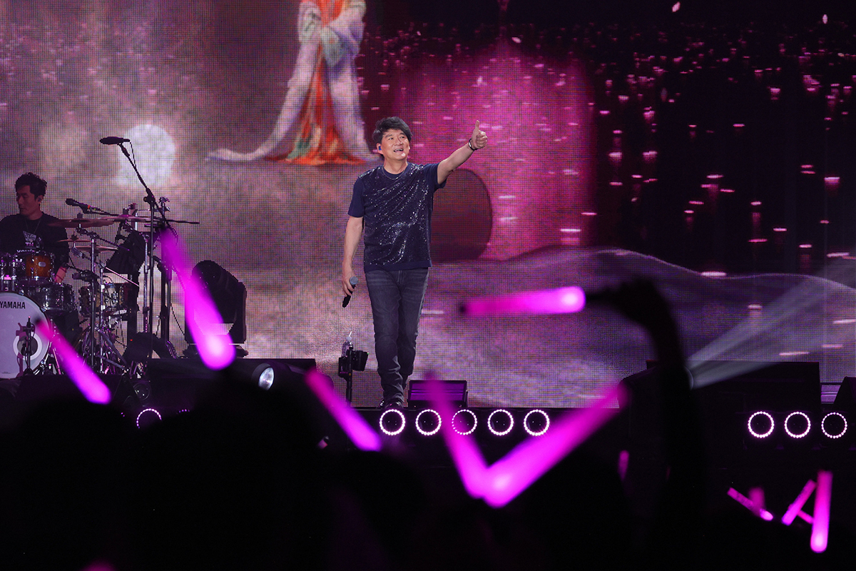 【車勢星聞】周華健高雄巨蛋演唱會特地獻唱〈一支小雨傘〉、〈家後〉等台語組曲。（圖：滾石唱片提供） 