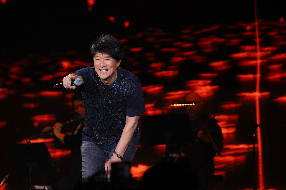 【車勢星聞】周華健高雄巨蛋演唱會特地獻唱〈一支小雨傘〉、〈家後〉等台語組曲。（圖：滾石唱片提供） 