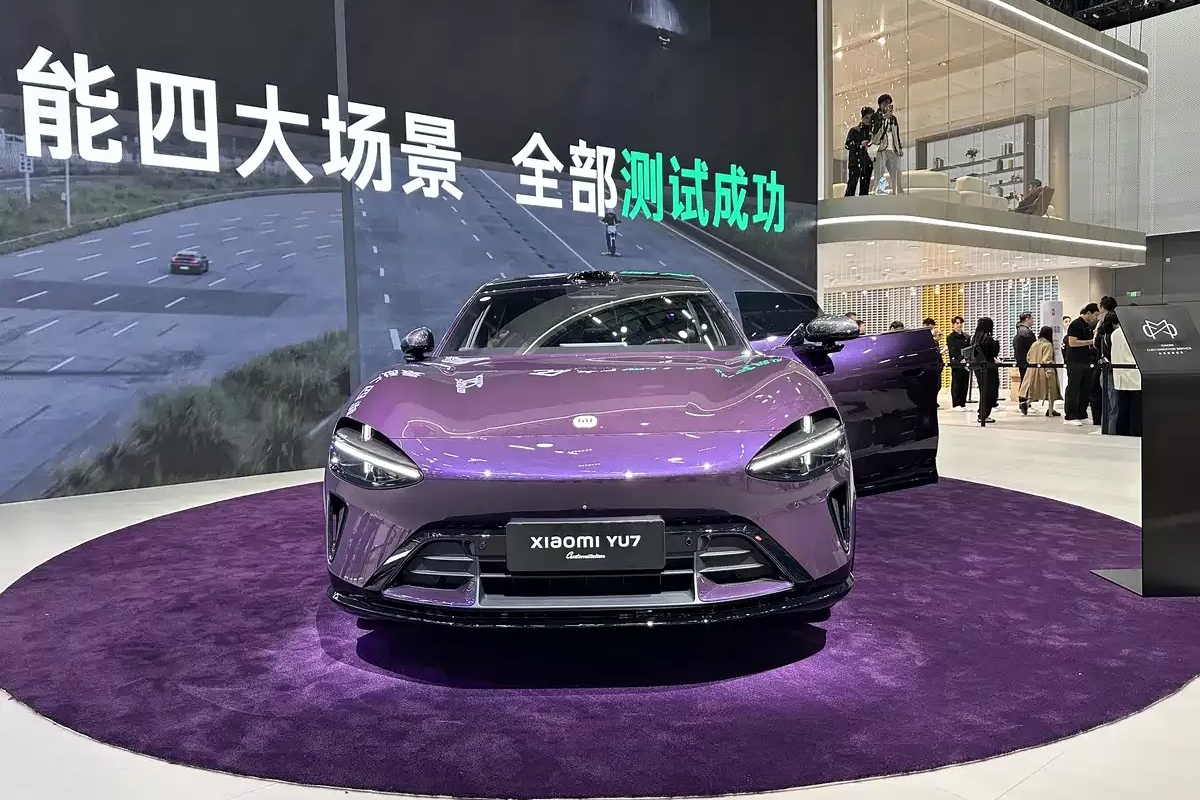 專屬客製化計畫首發展示車為一輛採用「水晶紫」車色的YU7 Max。