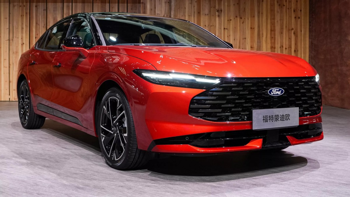 2026年式Mondeo的車頭造型煥然一新，全新設計的頭燈組搭配當代LED光條，使整體造型更為犀利，與Mustang四門版有幾分神似。