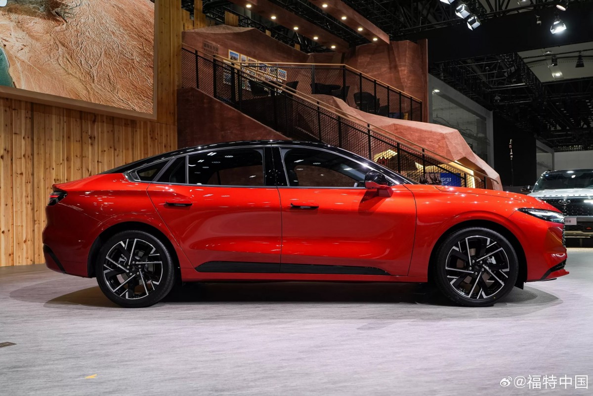 車身尺碼則維持不變，長度為4,935 mm，軸距則為2,945 mm，車側輪圈樣式經過更新。