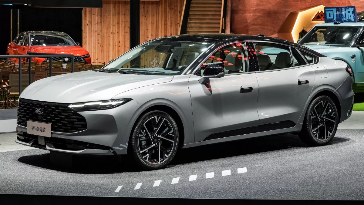 水箱護罩面積放大，與下氣壩連成一氣，強調寬體感與運動氛圍。