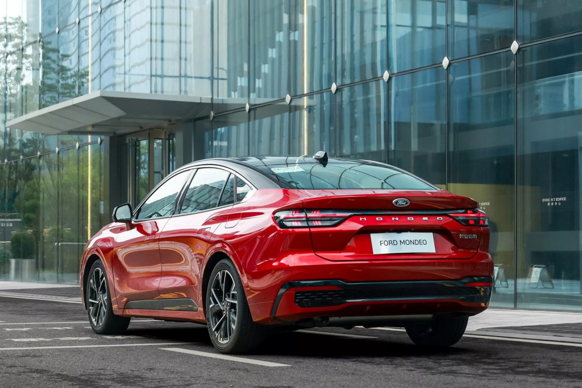 車尾部分進行明顯調整，尾燈採用新世代光條設計，搭配黑化保桿與同色下擾流套件