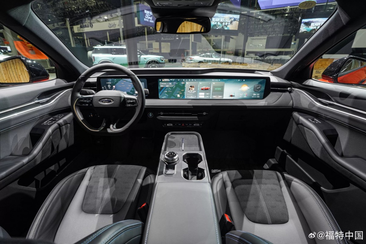 儀表板依舊搭載12.3吋數位儀表與27吋中控螢幕，但背後運行的是全新一代SYNC+多媒體系統，由高效的Snapdragon 8155晶片驅動。