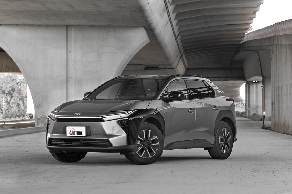 bZ4X長寬高為4,690mm x 1,860mm x 1,650mm，並以新世代Hammerhead銳利設計凸顯科技感度。