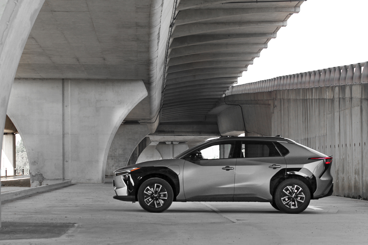 大面積車側輪拱由防刮材質改為黑色烤漆處理，並搭配全新造型18吋鋁圈創造嶄新視覺樣態。