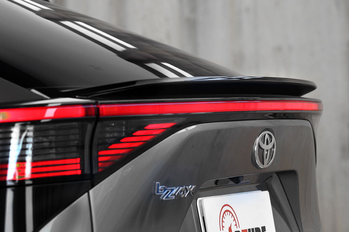 略微提高5mm的鴨尾擾流翼，帶來更具效率空力表現與動感意象。