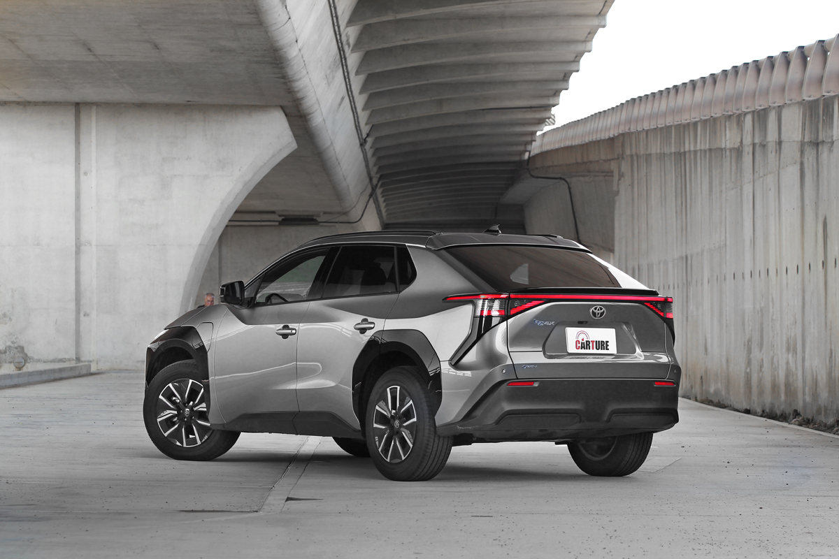 除試駕的星河鈦之外，另有鉑鑽白、尊爵黑以及新增的綻曜藍車色可選。