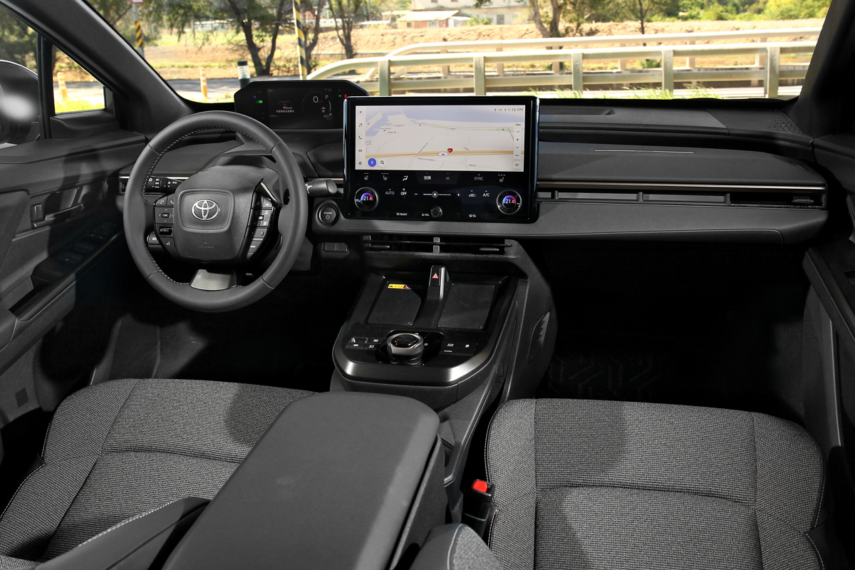 延續水平延伸的薄型化中控台，構型與用料亦明顯獲得有感升等，帶來更高級別座艙質感。