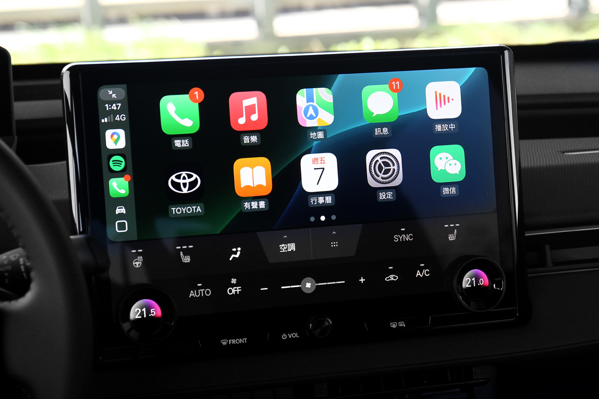 14吋觸控影音主機一併獲得尺寸與介面上的升級，帶來更強烈的科技意象。
