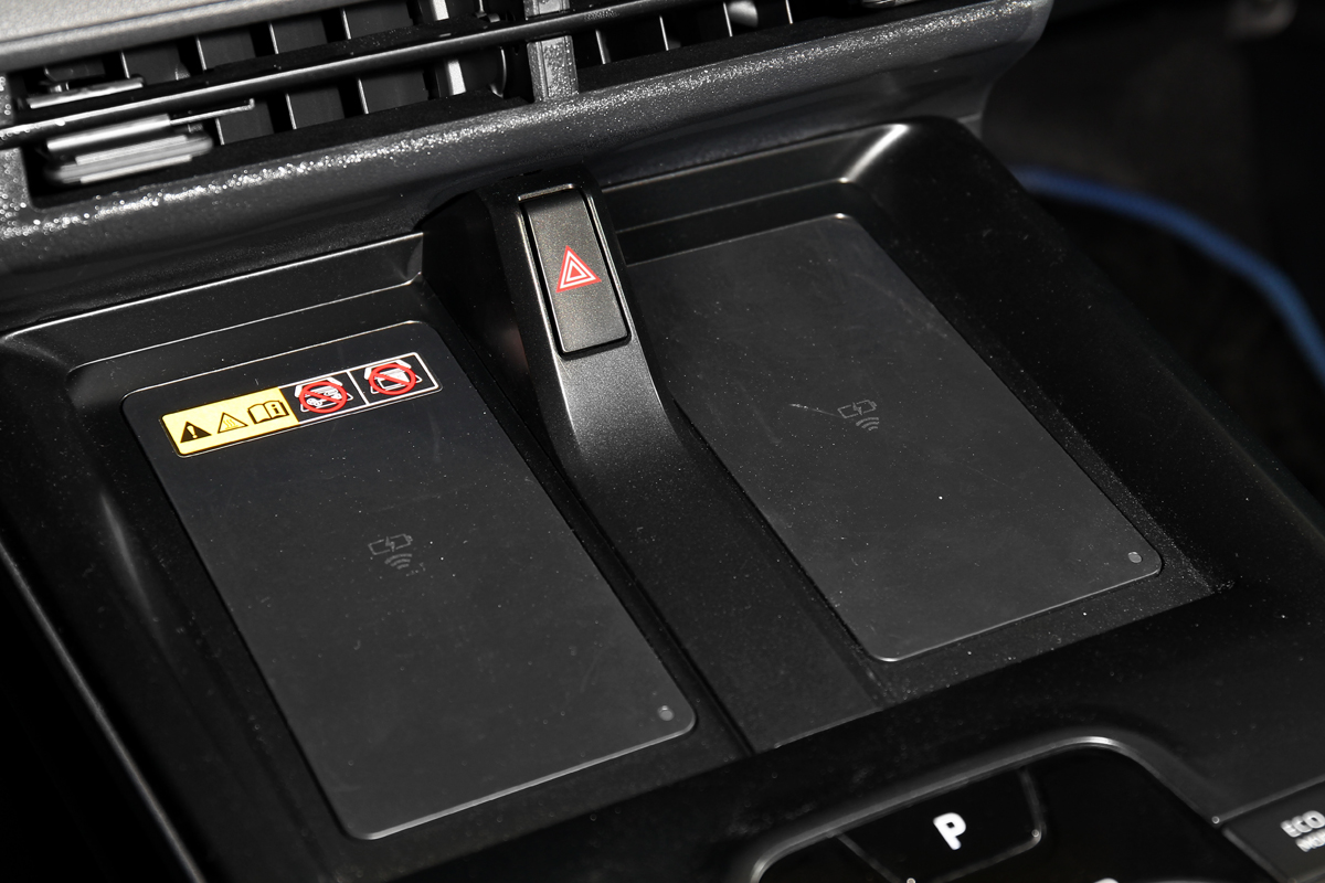 中控台下方設有雙無線充電座，加上全車4組USB-C充電孔，滿足前後座所有乘員的充電需求。