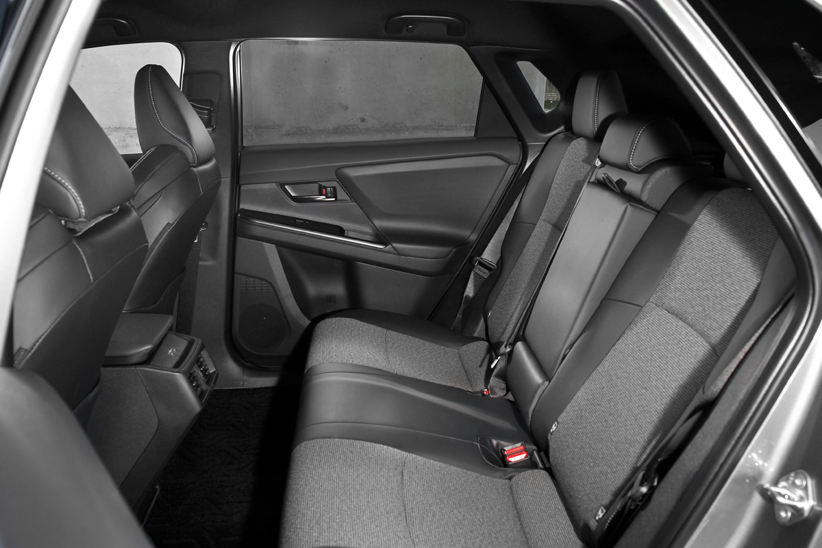 受惠於2,850mm軸距，bZ4X的後排空間十足寬裕舒適，並同樣具備空調出風口及USB-C充電孔提供舒適與便利。