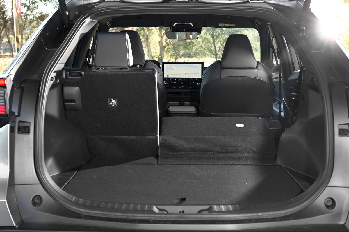 行李廂空間可將6/4分離椅背前傾，以換得彈性多工的置物機能，且底板之下仍有空間收納零碎物品。