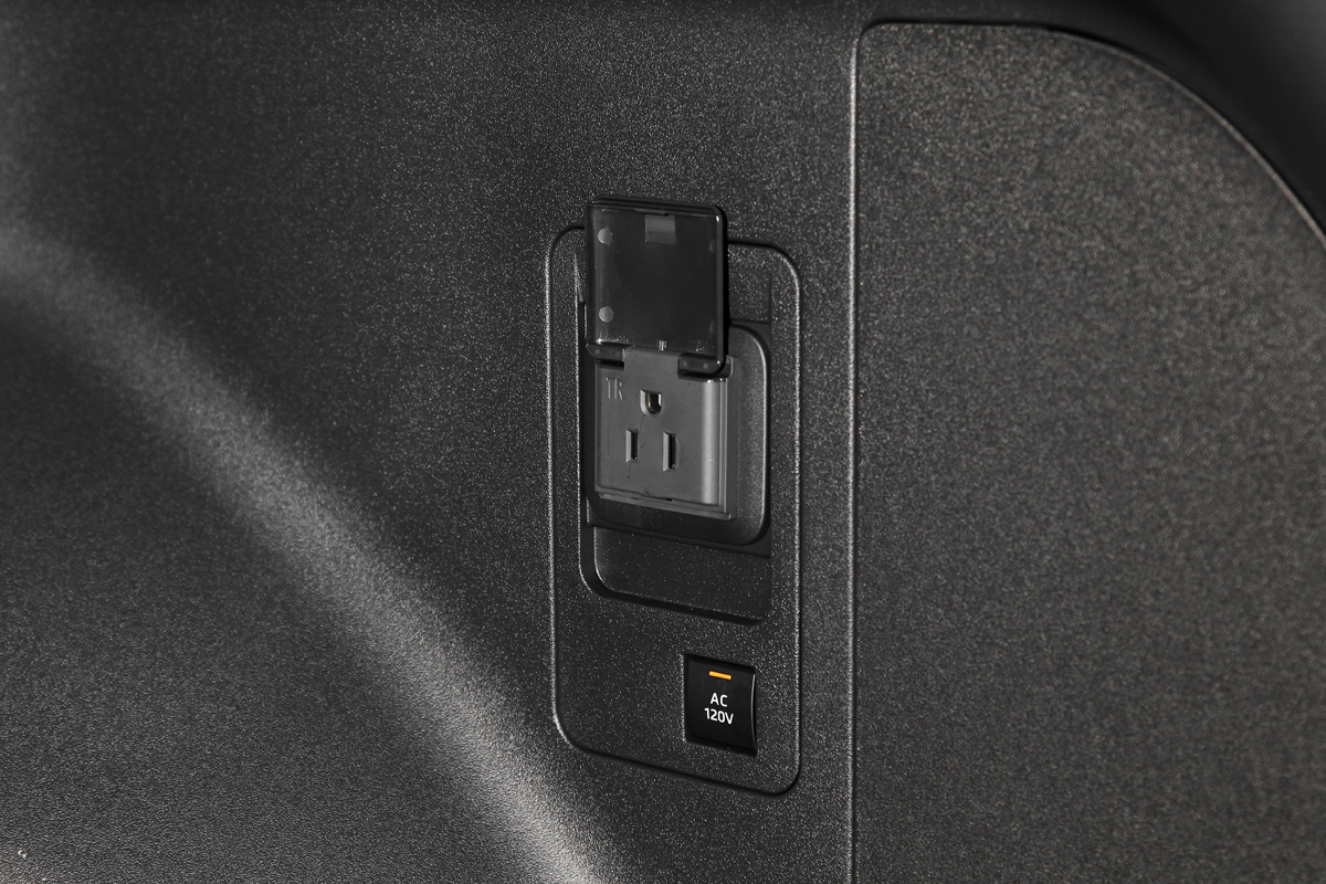 秘密武器在此，後廂內設有110V供電插座亦即V2L功能，可供家用電器連結使用。