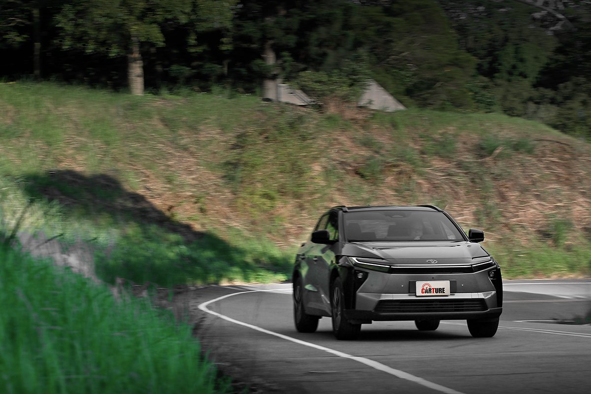 在電池與馬達效能提升前提下，峰值馬力與扭力更推進至227ps與27.4kg-m，即便單馬達設定依然帶來爽暢加速快感。