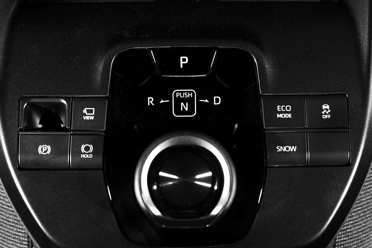 行進、倒退或駐車檔位的介面設計相當直覺，各項功能也擺放在清晰就手的位置，由油轉電一點不構成操作上的困擾。