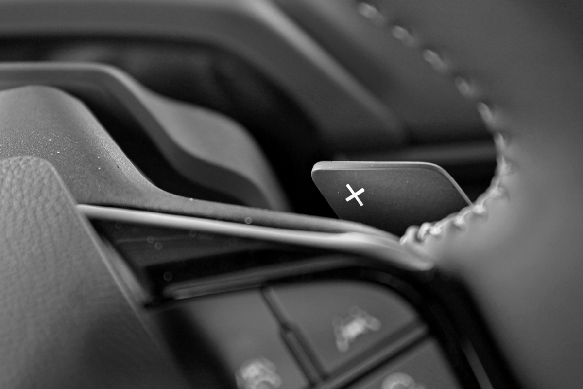 改款後的bZ4X新增四段式再生煞車制動系統，透過方向盤後方控制撥片，可依照當前狀況或喜好調整動能回充力道。