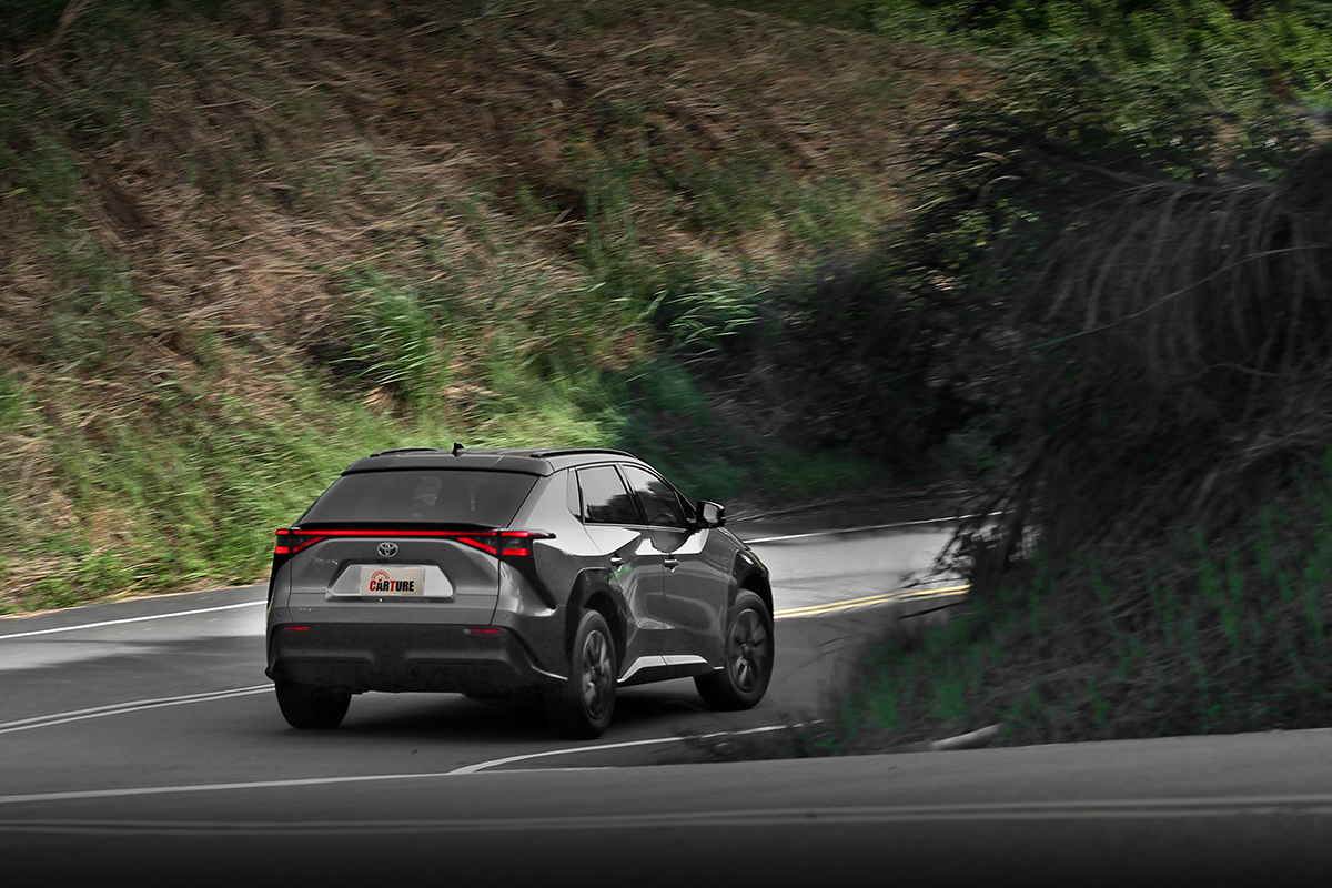 受惠於電池擺放位置又低又集中的重心優勢，彎中俐落身手簡直了得。