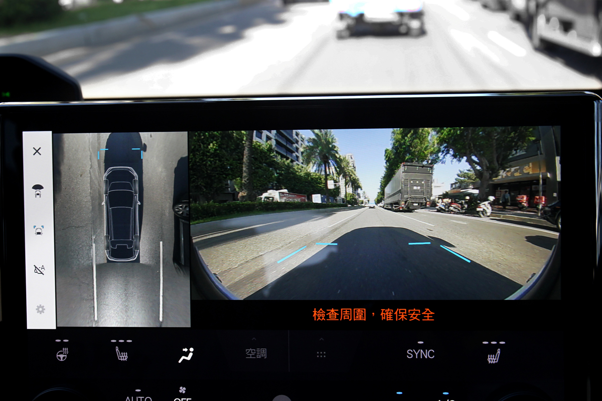 PVM環景影像輔助透視系統更新增底盤透視功能，提供停車或慢速行進時更全面的視野與防護。