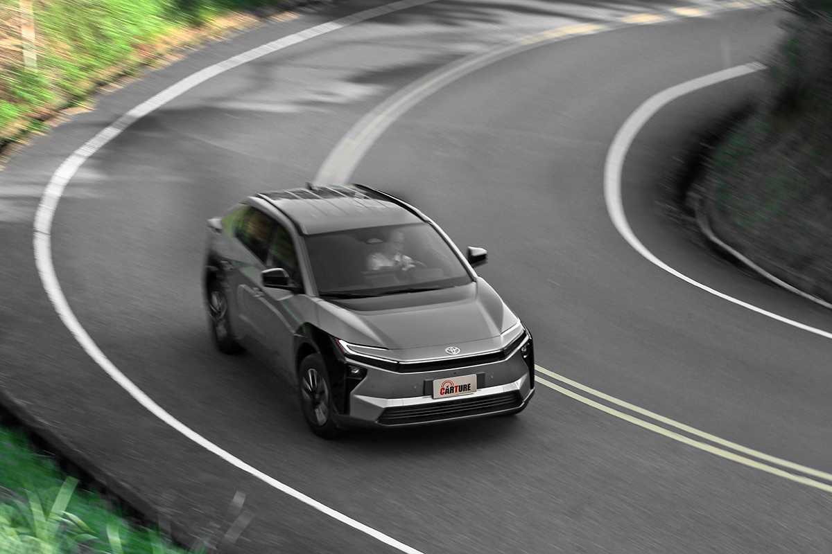 由於重心與懸吊配置理想，加以紮實車體及純電動力靜謐感受，成就bZ4X極其討喜且易上手的動態性格。