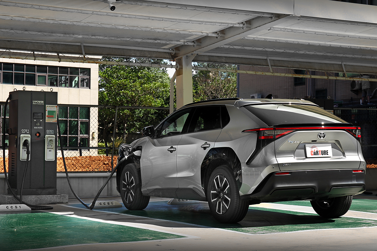 除全台經銷據點持續建置137支充電槍，更有My Toyota APP可提供超過1,300個公共充電站點與4,400支充電槍資訊。