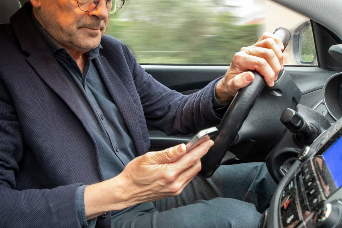 開車看手機、容易受車載系統分心、被乘客分散注意力..等，男性駕駛都比女性要來得高。